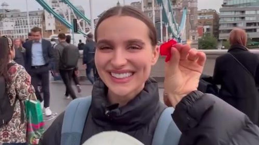 Louisa Jindaoui mit ihrer Tochter Imani auf der Londoner Tower Bridge