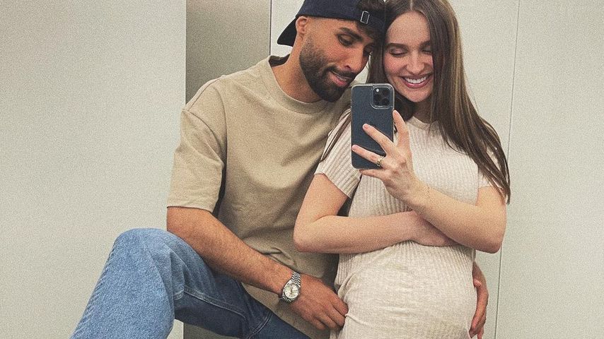 Überglücklich: Schwangere Louisa Jindaoui zeigt Babybauch