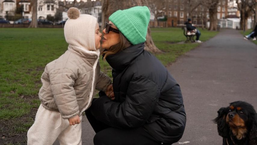 Louise Thompson mit ihrem Sohn im Park