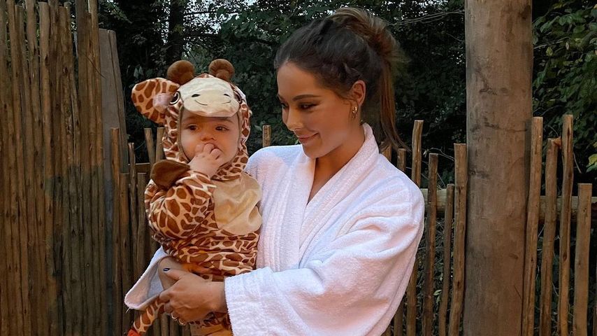 Louise Thompson mit ihrem Sohn Leo auf dem Arm