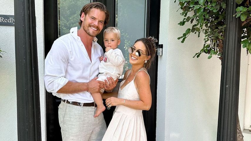 Louise Thompson mit ihrem Mann und Sohn im Juni 2023