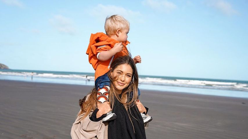 Louise Thompson mit ihrem Sohn, 2023