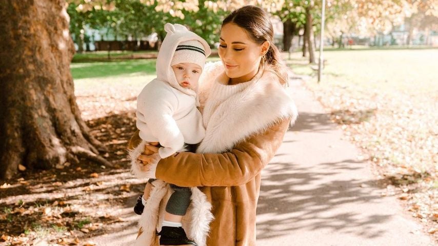 Louise Thompson mit ihrem Sohn Leo, 2022