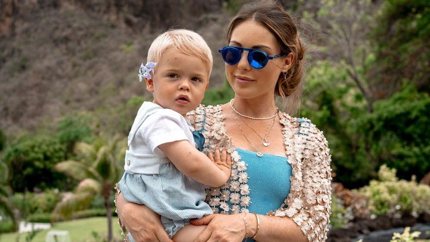 Louise Thompson mit ihrem Sohn Leo im Juni 2023