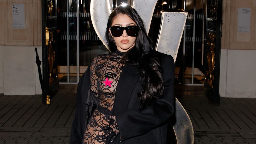 Hauch von nichts: Lourdes Leon mit nackter Brust auf Event