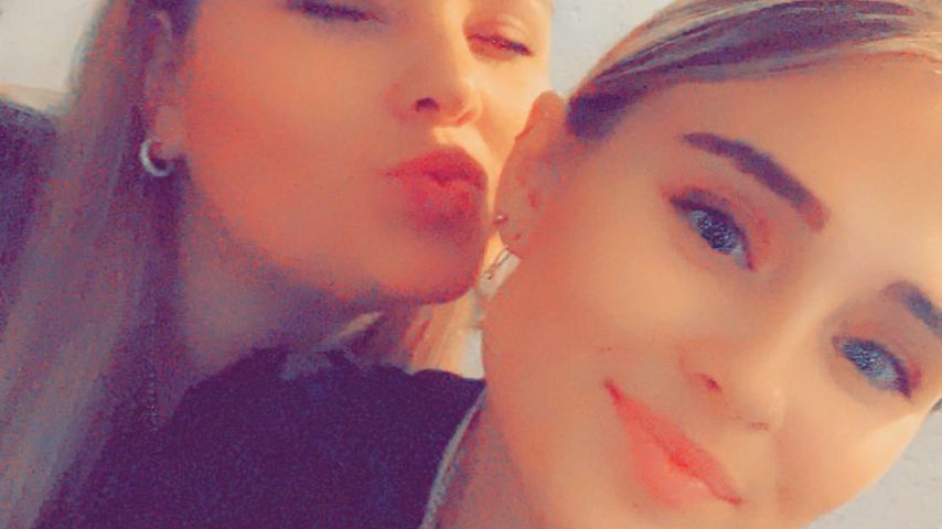 "Love Island"-Teilnehmerin Greta mit ihrer Freundin Kim (links)