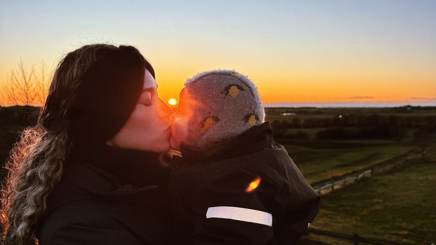 Lovelyn Enebechi und ihr Sohn, Februar 2025