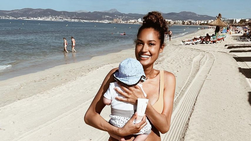 Lovelyn Enebechi mit ihrem Sohn Levi, Juni 2022