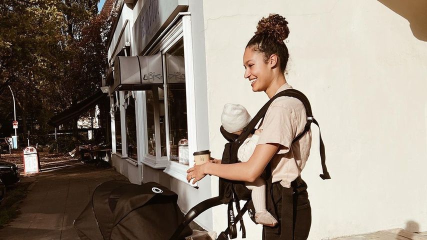 Lovelyn Enebechi mit ihrem Sohn Levi