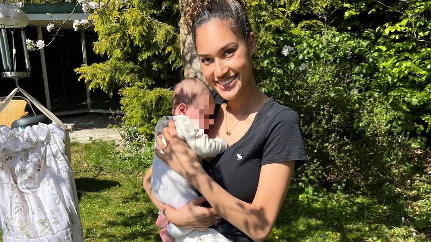 Lovelyn Enebechi mit ihrem Sohn Levi im Mai 2022