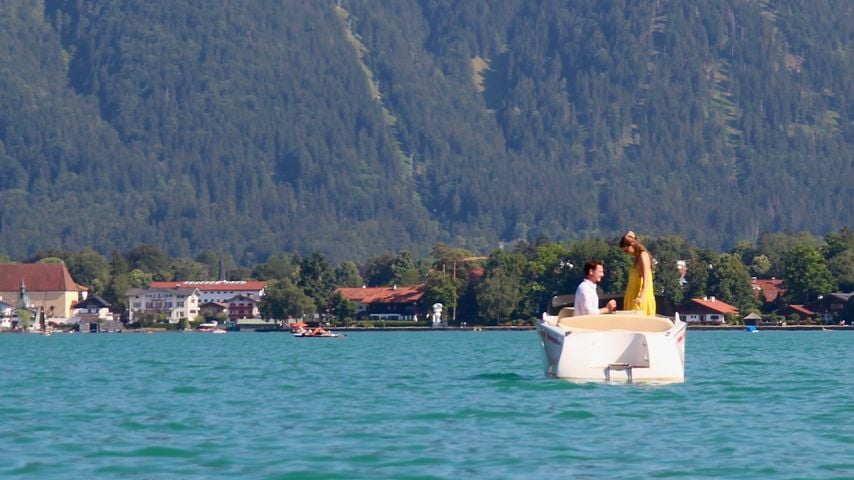 Luca Beckenbauer macht Caprice Peschel einen Antrag auf dem tegernsee im Juni 2026