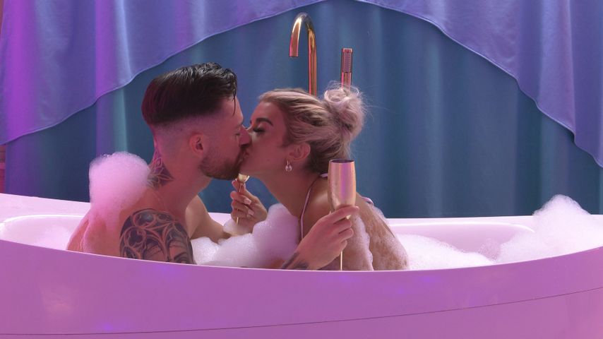 Schaum & Küsse: Bei "Love Island"-Luca und Jenny wird's hot!