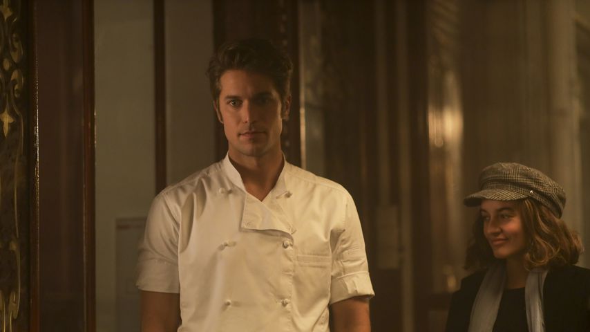 Lucas Bravo als Gabriel in "Emily in Paris"