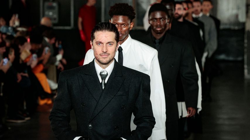 Lucas Bravo auf der Paris Fashion Week