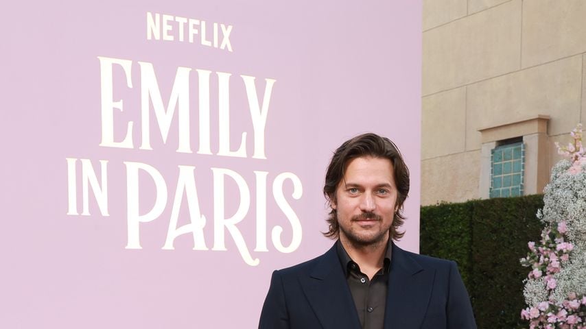 Laut "Emily in Paris"-Schöpfer wollte Lucas nie aussteigen