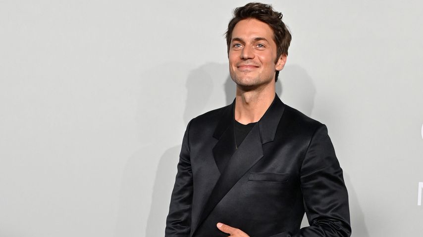 Lucas Bravo bei der amfAR Gala im Juli 2021