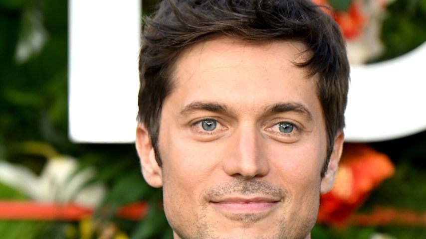 "Emily in Paris"-Star Lucas Bravo irritiert mit Hippie-Look