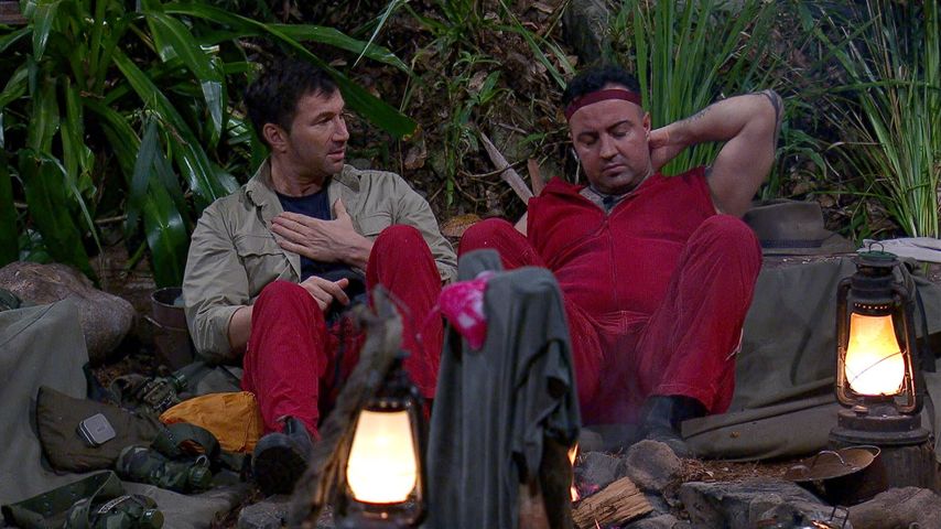 Lucas Cordalis und Cosimo Citiolo am Lagerfeuer im Dschungelcamp