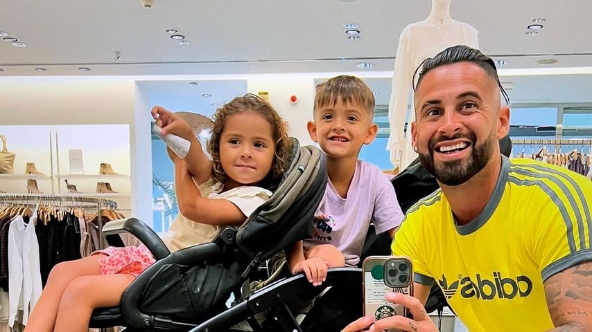 Fußballer Lucas Trejo zeigt sich als stolzer Vater mit seinen beiden Kindern Aarón und Ainhoa.