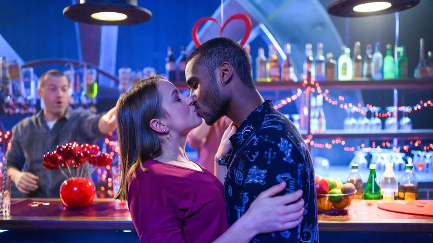 Lucie (Julia Wiedemann) und Moritz (Tijan Njie) bei "Alles was zählt"