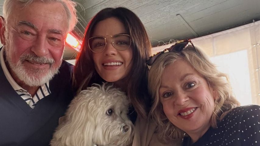 Lucy Hale mit ihrer Familie und Hund