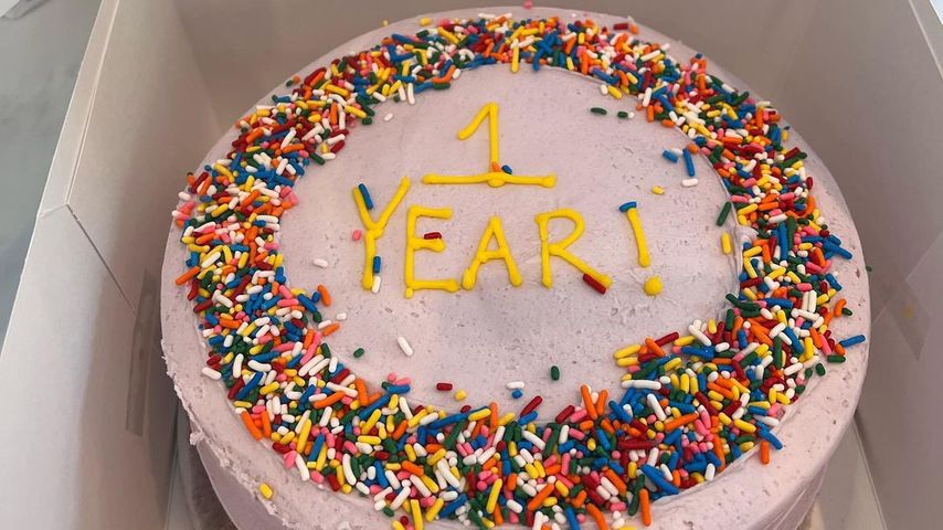 Lucy Hales Kuchen zum einjährigen Jubiläum ihres Trockenseins, 2023