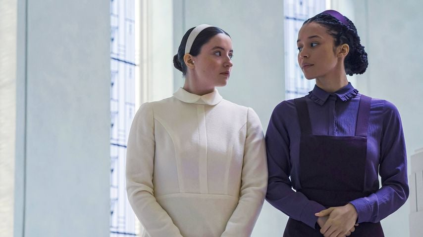 Lucy Halliday und Chase Infiniti als Daisy und Agnes in "The Testaments"