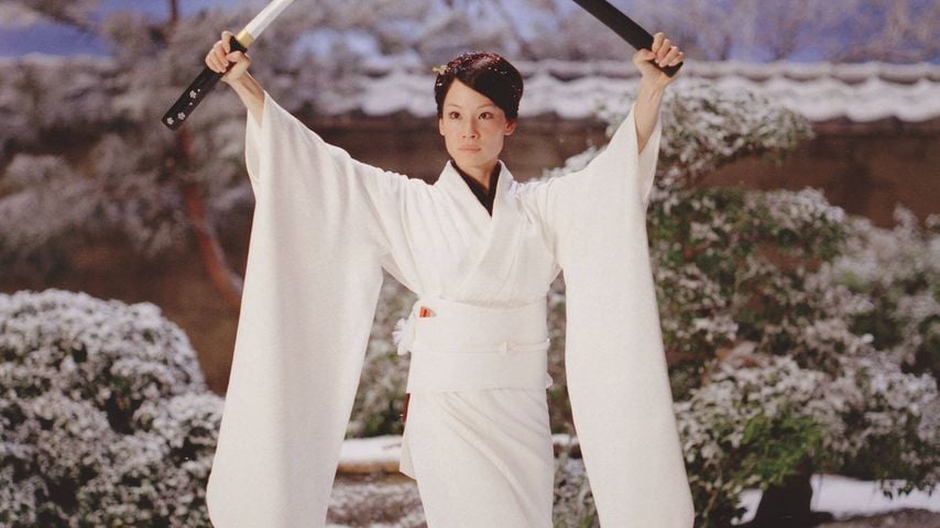 Lucy Liu in "Kill Bill: Vol. 1" (2003) als O-Ren Ishii, mit gezogenem Katana im verschneiten Garten, Courtesy Ronald Grant Archive