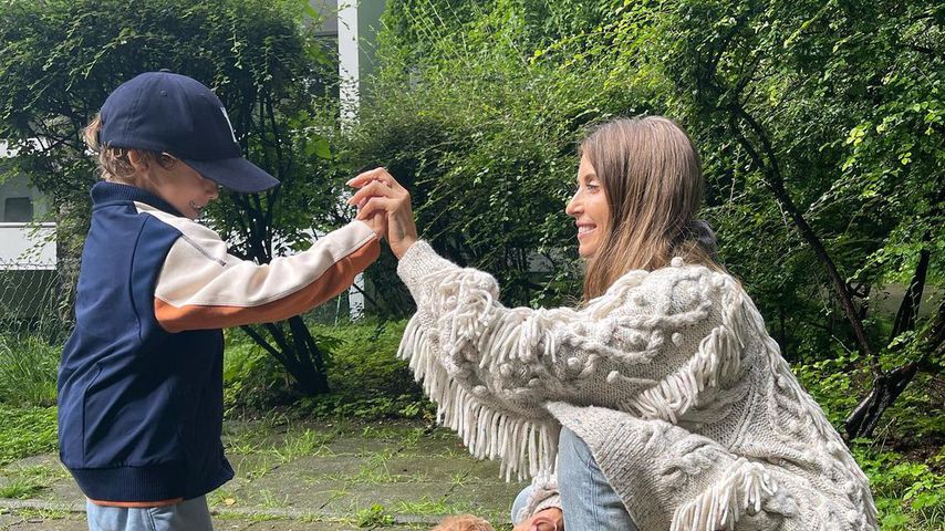 Ludwig und Cathy Hummels mit Welpe Moon im Juli 2021