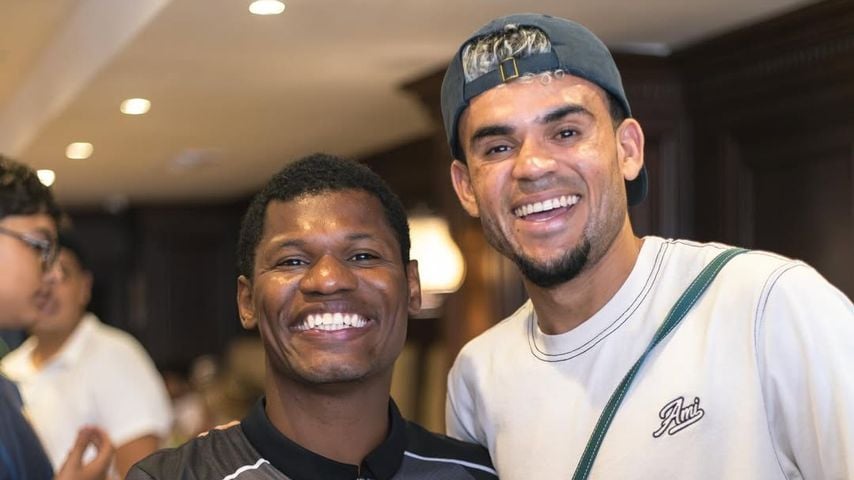 Luis Diaz (r.) und ein Fan posieren auf einem Influenver-Event in Kolumbien