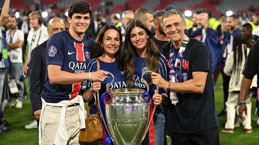 Luis Enrique (R) feiert mit Elena Cullell (2L), Pacho Martinez (L) und Sira Martinez (2R) den Champions-League-Titel von PSG in München, Mai 2025