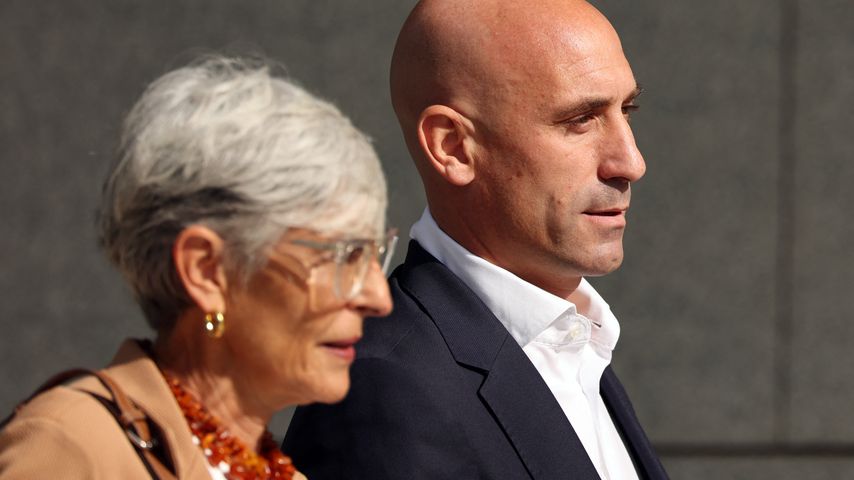 Luis Rubiales und seine Anwältin auf dem Weg ins Gericht