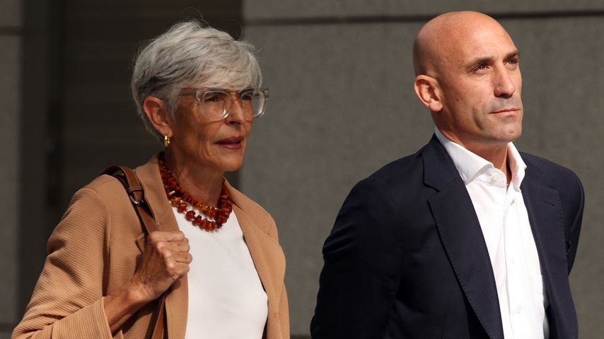 Luis Rubiales und seine Anwältin auf dem Weg ins Gericht