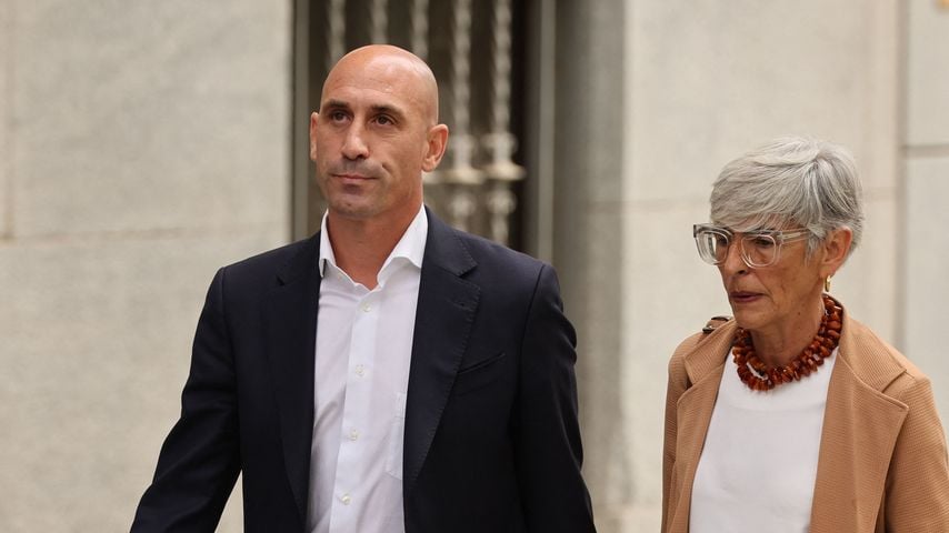 Luis Rubiales und seine Anwältin auf dem Weg ins Gericht
