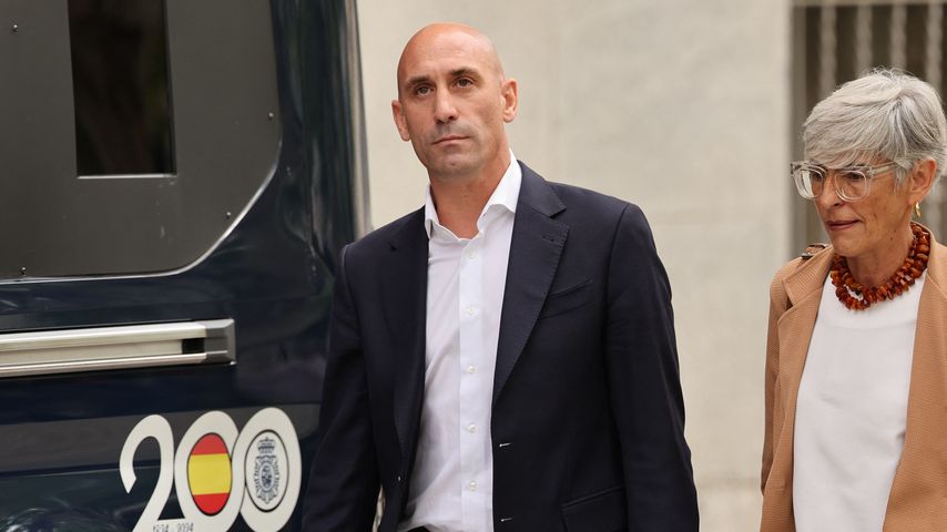 Luis Rubiales und seine Anwältin auf dem Weg ins Gericht