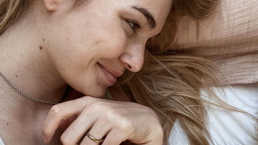 Süße Einblicke: Luisa Hartema kuschelt mit Töchterchen Paula