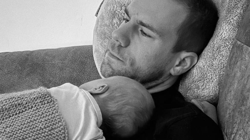 Luisa Hartemas Mann kuschelt mit gemeinsamem Baby, Herbst 2023