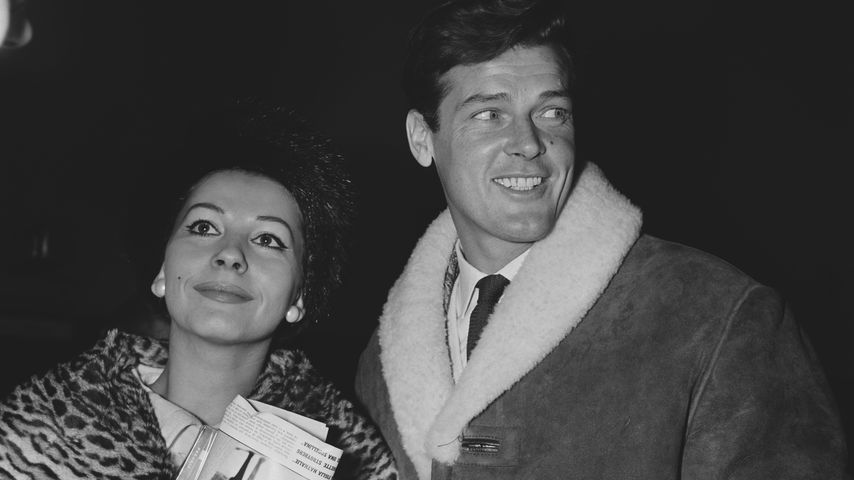 Luisa Mattioli und Roger Moore am Heathrow Airport in London, Januar 1963
