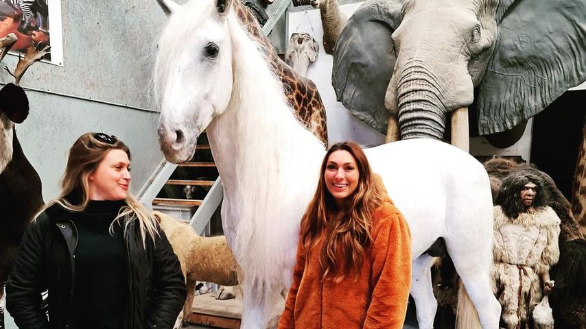 Luisa Zissman und ihr ausgestopftes Pferd Madrono