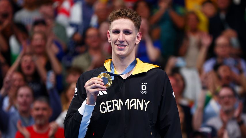 Lukas Märtens mit seiner Medaille vom 400 m Freistil am ersten Tag der Olympischen Spiele Paris 2024