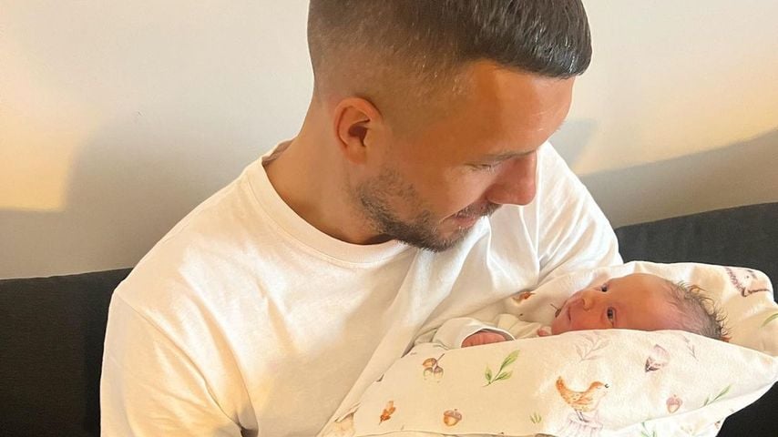 Lukas Podolski mit seinem Baby im Januar 2023