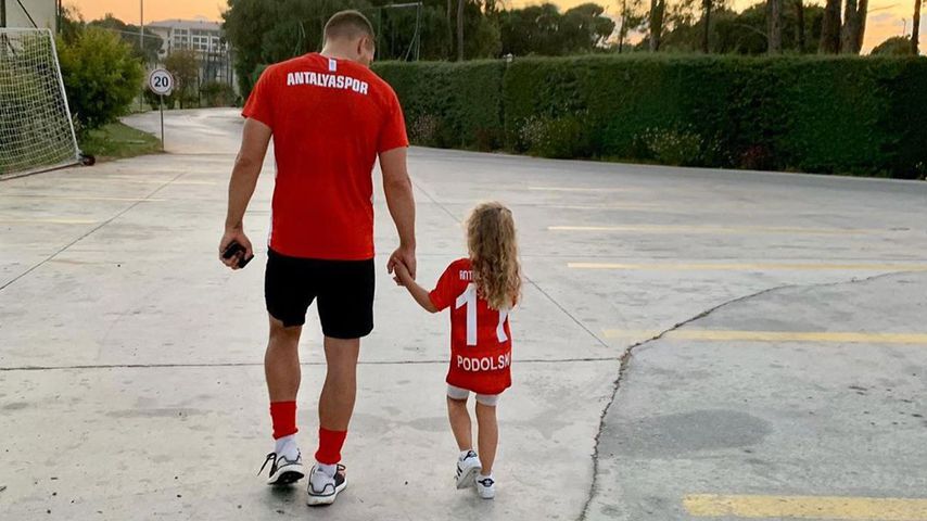 Lukas Podolski und seine Tochter Maya