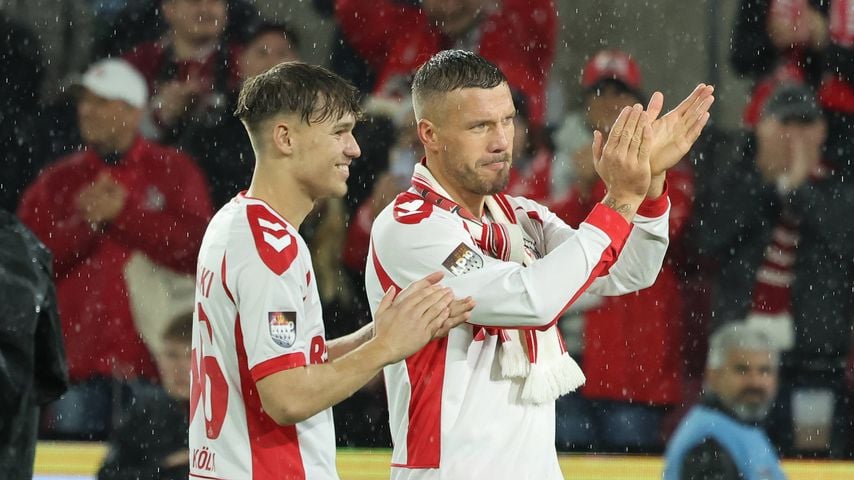 Lukas Podolski feiert sein Abschiedsspiel im RheinEnergieSTADION, an seiner Seite Sohn Louis Podolski im FC-Trikot