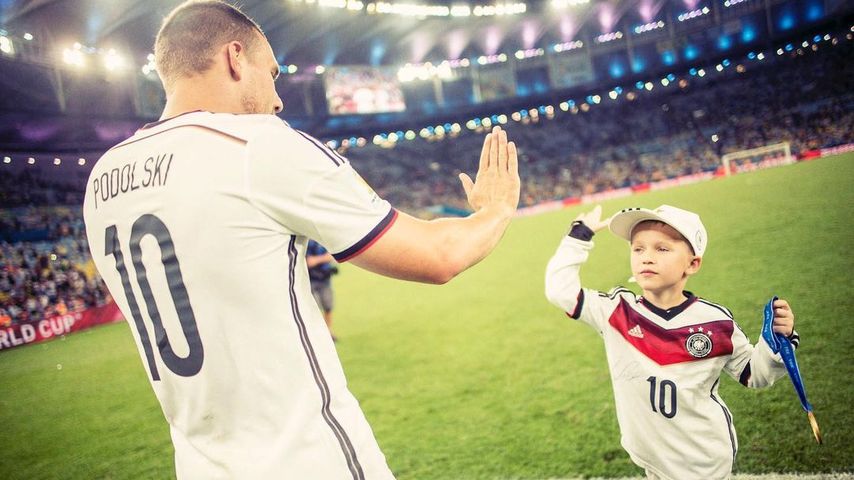 Lukas Podolski und sein Sohn während einer Fußballweltmeisterschaft