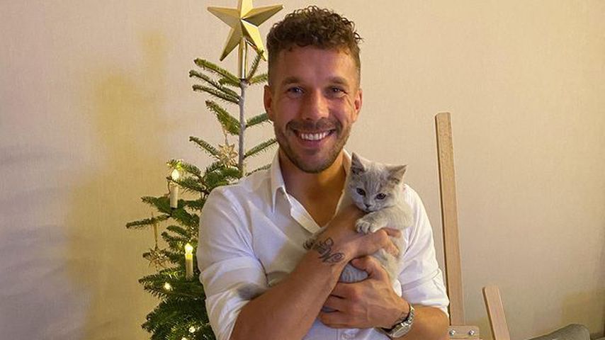 Lukas Podolski mit seinen Katzen