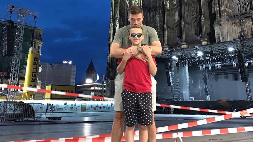Lukas Podolski mit seinem Sohn Louis in Köln