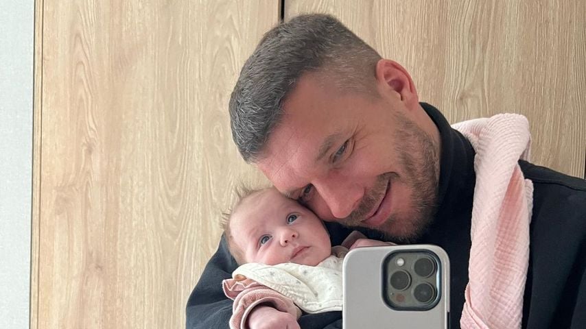 Lukas Podolski mit seiner Tochter Ella im Mai 2023