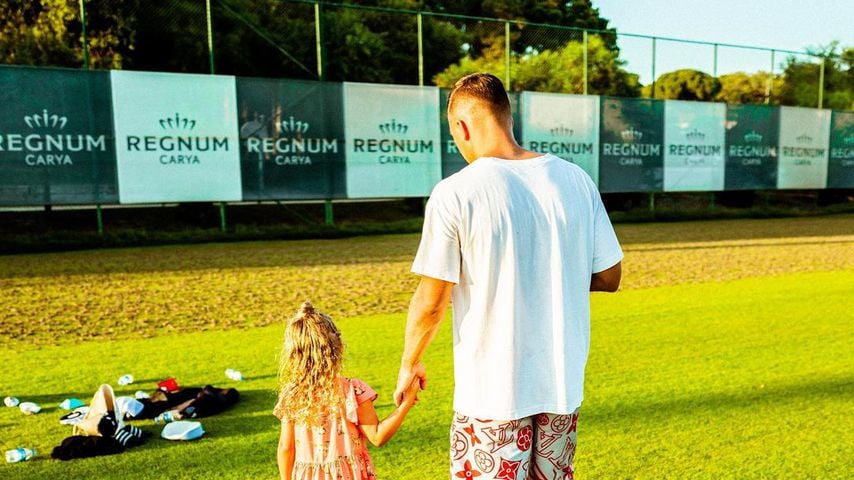 Lukas Podolski mit seiner Tochter Maya im Juli 2020