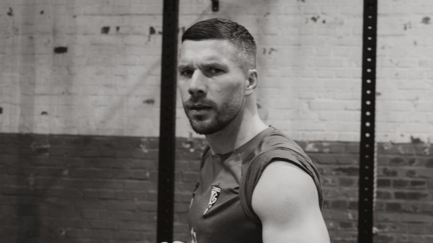 "Harte Arbeit": Lukas Podolski präsentiert krassen Bizeps