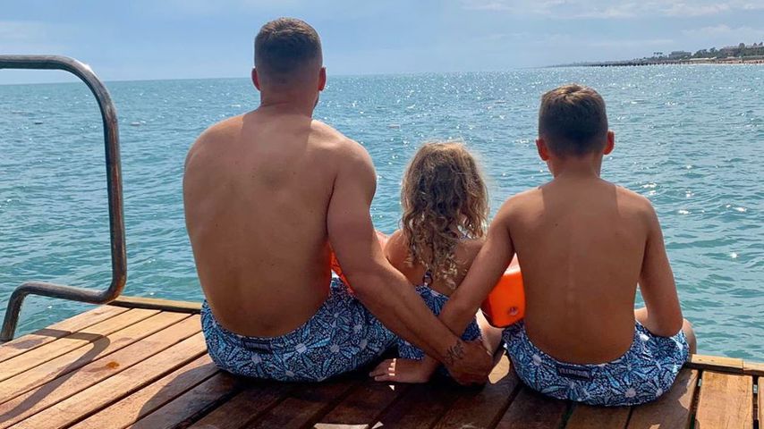 Lukas Podolski mit seinen Kindern Louis und Maya im Jahr 2020